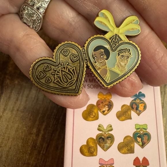 One “LOT” of excellent condition Disney Pins. 25 pins in total. - Picture 15 of 16